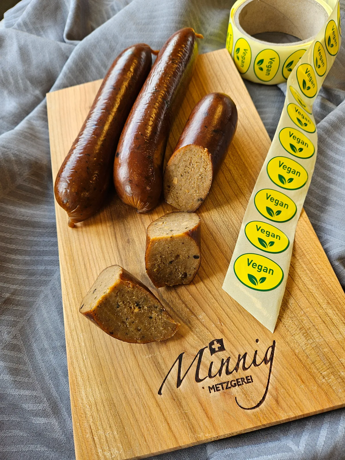 Veganer Schüblig für Werbung drapiert